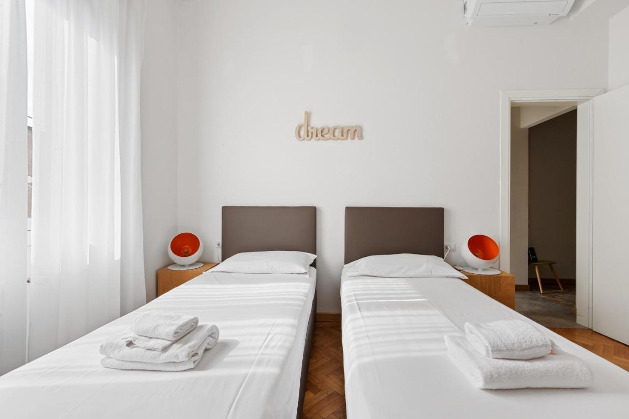Roomy Apartment Duomo & San Babila มิลาน ภายนอก รูปภาพ